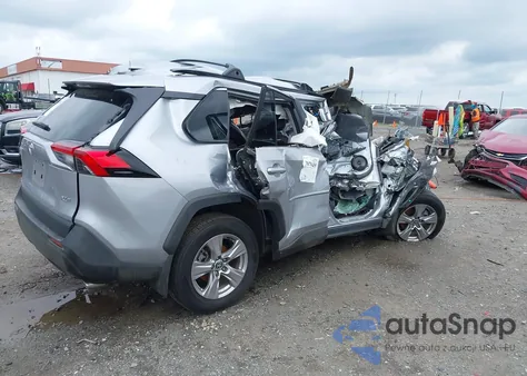 2022 Toyota Rav4 Xle z USA, uszkodzony, nr VIN 2T3W1RFV3NC207369